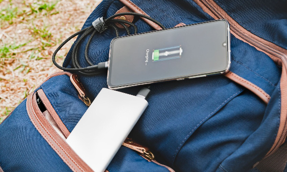 Dlaczego warto zainwestować w powerbank? Przewodnik dla podróżników